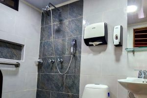 Paciente feliz sonriendo y relajándose después de una cirugía exitosa en Medellín.