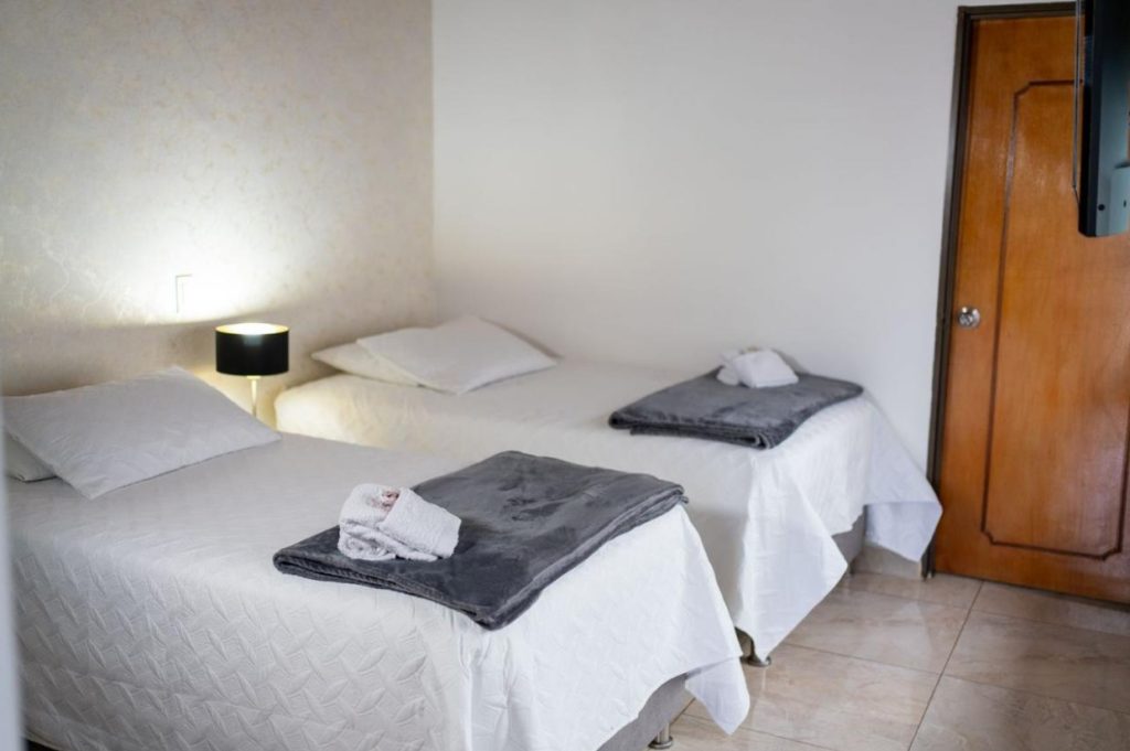 Suite de recuperación post-cirugía en Medellín, Colombia.