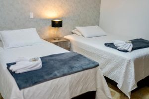 Habitación de recuperación espaciosa para paciente y familiar acompañante.